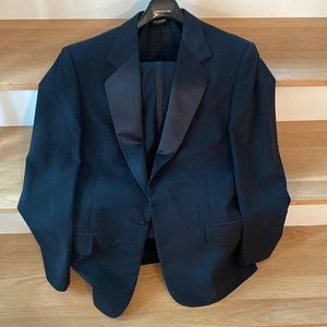 Classic Bill Blass Black Tuxedo. 42R jacket, 33/32 adjustable pants. Great cond!